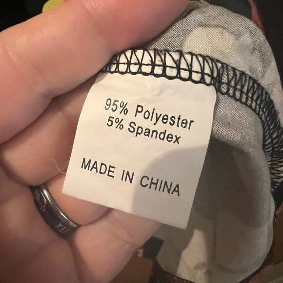 Size 4X - U.Vomade - Black and Red Floral Short Sleeve Knit Pullover - Picture 5 of 7